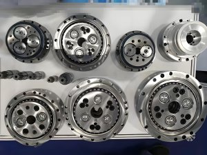 給工業(yè)機(jī)器人選擇RV減速機(jī)需要注意的因素